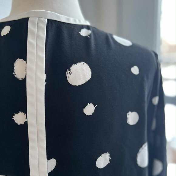 Ted Baker Black & White Spot Print Blouse with Contrast Trim & Front Slit – US 8 - Picture 7 of 10